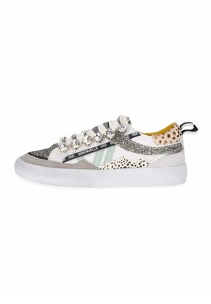 Sneakers con materiali misti: pelle bianca, accenti in glitter grigio, dettagli in stampa animale e strass decorativi. Suola in gomma, forma tonda.