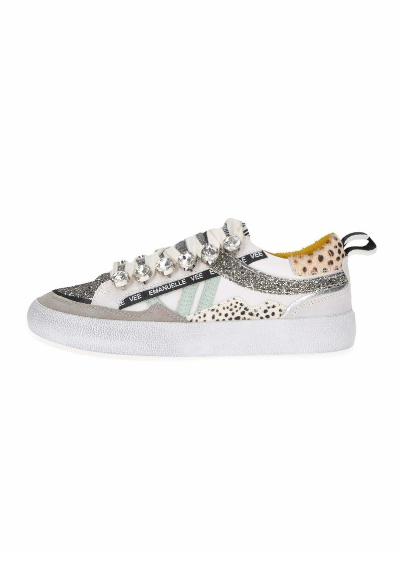Sneakers con materiali misti: pelle bianca, accenti in glitter grigio, dettagli in stampa animale e strass decorativi. Suola in gomma, forma tonda.