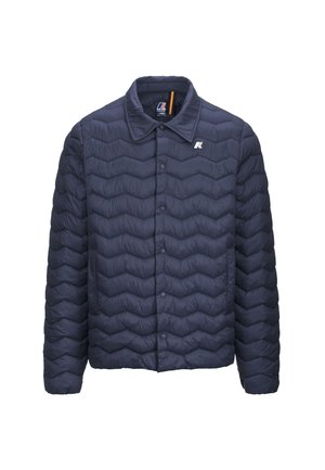 Giacca puffer trapuntata navy con chiusura a bottoni, colletto classico e pannelli ondulati testurizzati. Presenta un piccolo logo sul petto.