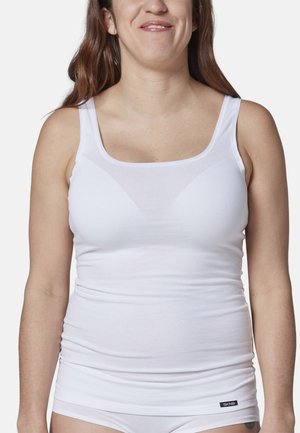 Weißes Baumwoll-Top mit breiten Trägern und taillierter Passform. Verfügt über eine dezente Struktur und ein kleines schwarzes Logo-Etikett am Saum.