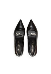 Zapatos de tacón de cuero negro con punta afilada y textura suave, que cuentan con un diseño slip-on y una marca en dorado en la plantilla.