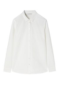 Chemise blanche à manches longues avec col pointu, fermeture à boutons sur le devant et poche poitrine unique ; tissu lisse et coupe standard.