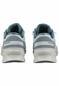 Scarpe da uomo Skechers in grigio e bianco, con tomaia in mesh, suola imbottita, linguette di trazione e accenti a contrasto sul retro.