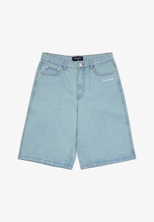 Pantalones cortos de mezclilla azul claro con un ajuste relajado, que cuentan con cinco bolsillos, un cierre de botón delantero y un pequeño texto de logo blanco en la pierna izquierda.