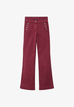 Bodenumfangende bordeauxfarbene Hose aus Baumwolle mit hohem Bund, vorderer Knopfleiste und dekorativen Metallknöpfen an den Seiten.