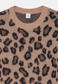 Strickpullover mit Rundhalsausschnitt in Taupe, versehen mit einem schwarz-braunen Leopardenmuster. Weiche Textur, lässiges Design.