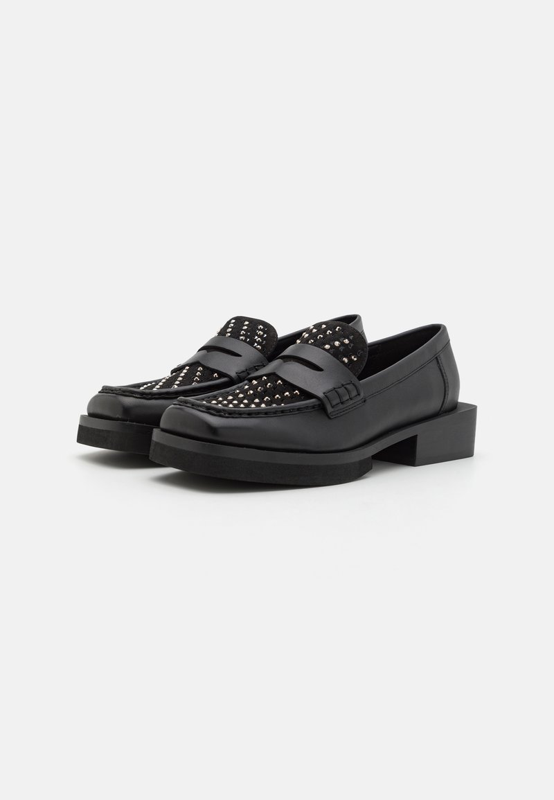 Schwarze Lederloafers mit strukturiertem Obermaterial, ausgestattet mit Metallnieten, einem flachen Blockabsatz und breiten Riemen über dem Spann.