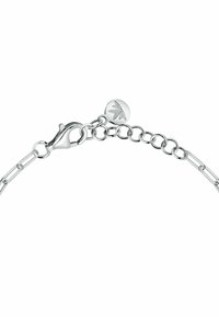 Bracciale in argento con chiusura a moschettone, lunghezza regolabile e ciondolo circolare con design a foglia inciso.