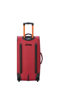 Valigia rossa con guscio rigido, dettagli neri, maniglia estensibile arancione e doppie ruote. Presenta il logo "Jeep" sul davanti.