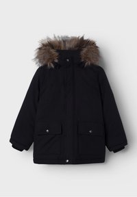 Parka noire avec une capuche doublée de fausse fourrure, grandes poches avant et fermetures à boutons-pression. Le matériau semble durable et chaud.