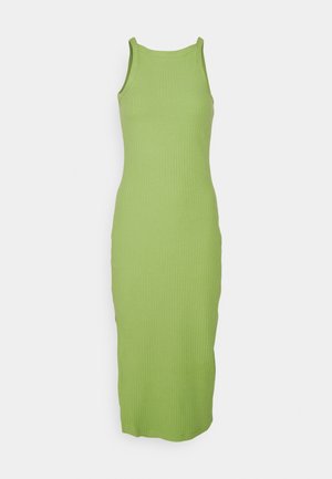 Vestido de punto sin mangas en verde brillante con una textura acanalada, que presenta un escote redondo y una silueta ajustada, llegando hasta la mitad de la pantorrilla.