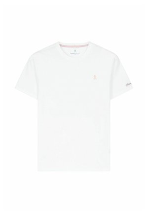 Camiseta blanca de manga corta con cuello redondo, con pequeño logo bordado en el pecho y detalle de texto en la manga izquierda.