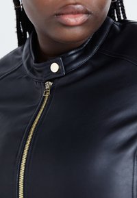 Vero Moda Curve VMCDIXIEMARIA SHORT COATED JACKET  - Kunstlederjacke - black