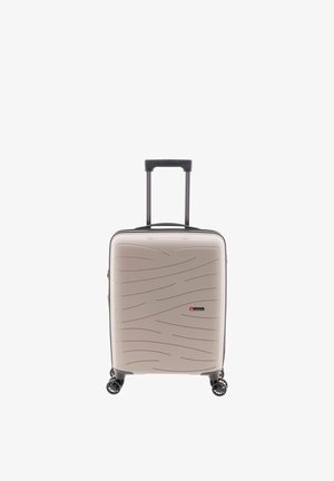 Valise rigide beige avec motifs ondulés, quatre roues pivotantes et une poignée télescopique noire déployée.