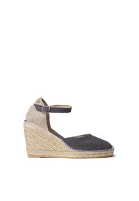 Wedge espadrila u tamnosivoj tkanini s jutenim detaljima. Ima kopču oko gležnja i teksturiranu pletenu petu. Dizajn s zaobljenim vrhom.