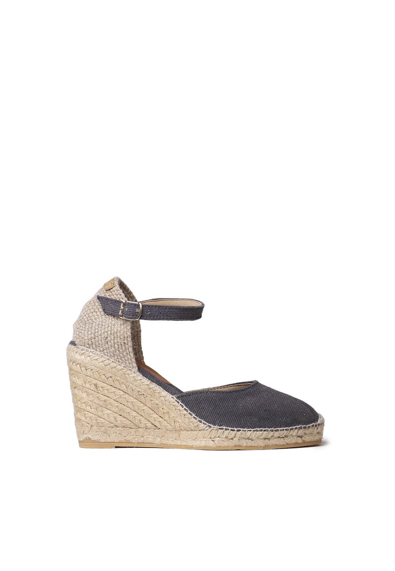 Wedge espadrila u tamnosivoj tkanini s jutenim detaljima. Ima kopču oko gležnja i teksturiranu pletenu petu. Dizajn s zaobljenim vrhom.