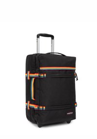 Maleta negra con ruedas y correas de colores en forma de arcoíris, de forma rectangular, material textil y mango telescópico de metal. Cuenta con múltiples bolsillos.