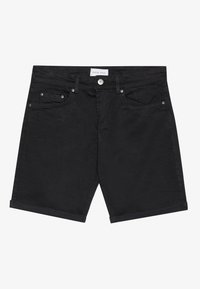 Shorts de mezclilla negra con un acabado texturizado, que presentan un cierre de botón, pasadores para cinturón y dos bolsillos laterales, con dobladillo doblado en las piernas.