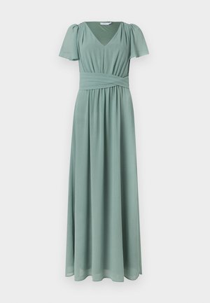 Robe maxi verte douce avec col en V, manches courtes bouffantes et large ceinture plissée, s'évasant en une jupe longue jusqu'au sol.