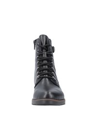 Stivaletto in pelle nera con allacciatura frontale, occhielli in metallo e zip laterale. Presenta una suola in gomma robusta e un leggero tacco.