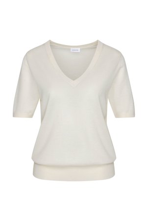 Kremowa, krótkorękawowa dzianinowa koszulka z dekoltem w serek i prążkowanym dołem, prezentowana na białym tle.