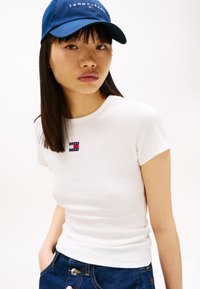 Tommy Jeans SLIM BADGE TEE - Basic T-shirt - ecru
