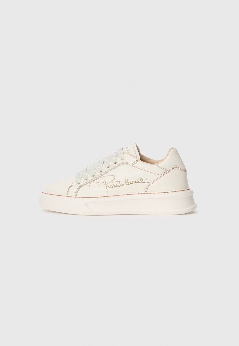 Sneaker in pelle bianca con lacci verde chiaro, accenti beige e cuciture a contrasto. Presenta un branding laterale in corsivo. Design minimalista.
