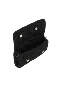 Borsa nera all'uncinetto con superficie testurizzata, dotata di chiusure a scatto argentate e un ampio interno. Design compatto rettangolare.