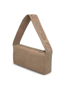 Beżowa zamszowa torba na ramię z zapięciem na zamek i ozdobnym paskiem z metalowymi ćwiekami oraz dekoracyjnymi wzorami. Prostokątny kształt.