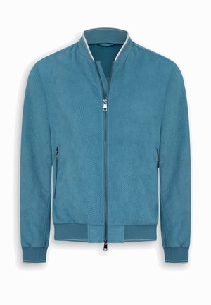 Giacca bomber blu traforata con cerniera frontale, tasche laterali con zip, polsini a costine e colletto con bordo bianco.