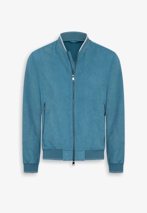 Niebieska perforowana kurtka bomberka z przednim zamkiem błyskawicznym, zasuwanymi bocznymi kieszeniami, ściągaczami na mankietach i kołnierzu z białą lamówką.