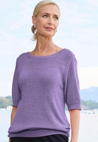 Lichtpaarse trui met korte mouwen van breiwerk, een brede halslijn en een relaxte pasvorm. De stof lijkt zacht met een subtiele textuur.