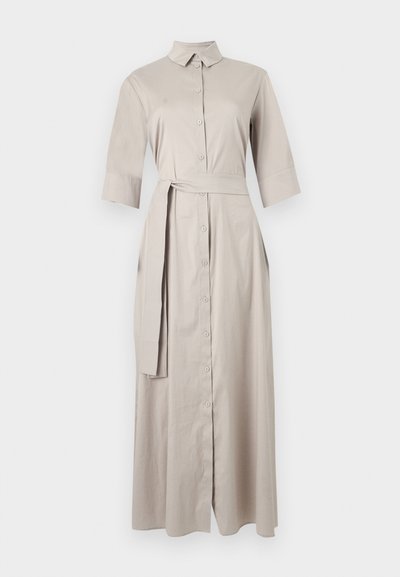 Robe-chemise longue beige avec col, manches mi-longues, fermeture boutonnée sur le devant et ceinture à nouer assortie à la taille.