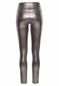 Metalické šedé legíny s vysokým pasem, které mají zadní kapsy a hladký, lesklý povrch. Těsně přiléhavý design bez viditelných švů.