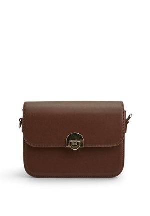 Borsa a tracolla in pelle marrone con patta e chiusura con fibbia argentata su sfondo bianco.