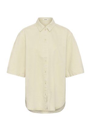 Bež košulja kratkih rukava na kopčanje s oštrim ovratnikom i lagano zakrivljenim rubom, dizajnirana za opušteni kroj.