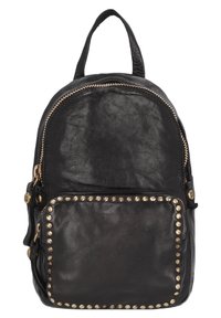 Mochila de cuero negro con parte superior redondeada, cierre de cremallera, bolsillo frontal adornado con tachuelas doradas y un asa superior para transportar.