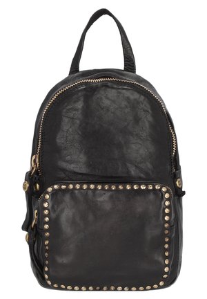 Zaino in pelle nera con parte superiore arrotondata, chiusura con zip, tasca frontale decorata con borchie dorate e maniglia superiore per il trasporto.