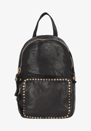 Zaino in pelle nera con parte superiore arrotondata, chiusura con zip, tasca frontale decorata con borchie dorate e maniglia superiore per il trasporto.