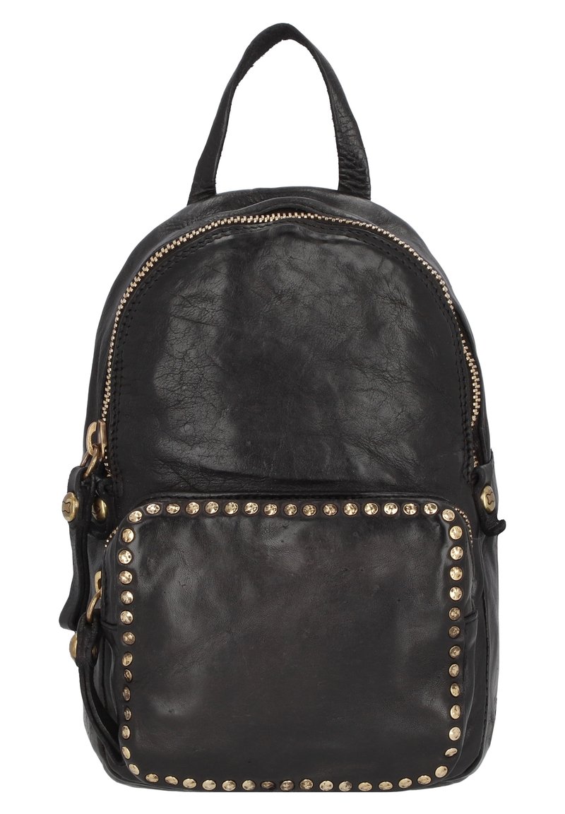 Mochila de cuero negro con parte superior redondeada, cierre de cremallera, bolsillo frontal adornado con tachuelas doradas y un asa superior para transportar.