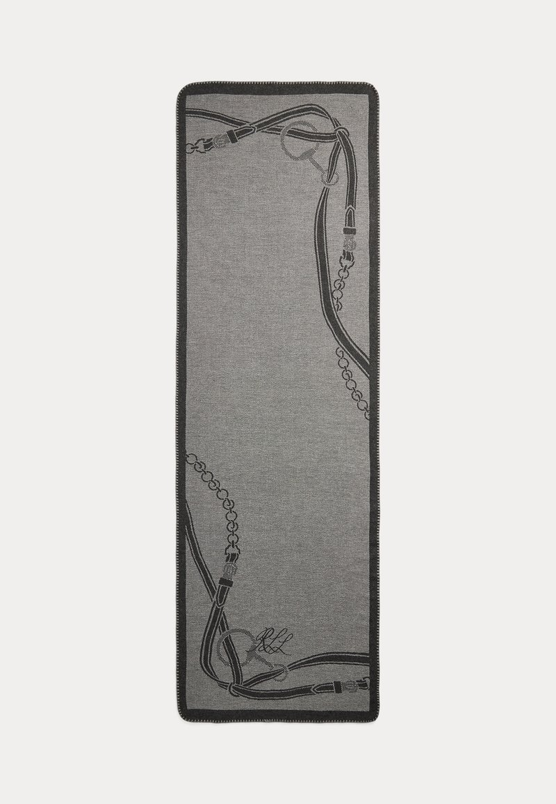 Écharpe rectangulaire grise avec des motifs de ceinture et de chaînes noirs d'inspiration équestre le long des bords et les initiales "RLL" près du coin inférieur.