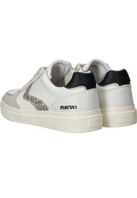 Witte sneakers met een gestructureerde off-white en slangenprintaccent; zwarte hielcounter; rubberen zool. Merkennaam "Maruti" aan de zijkant.