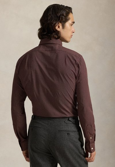 Camisa padrão bordeaux com mangas longas, punhos com botão e colarinho alto. Apresentada pela parte de trás, destacando o design texturizado e o ajuste.