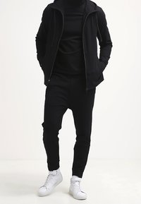 Filippa K Sudadera con cremallera - black