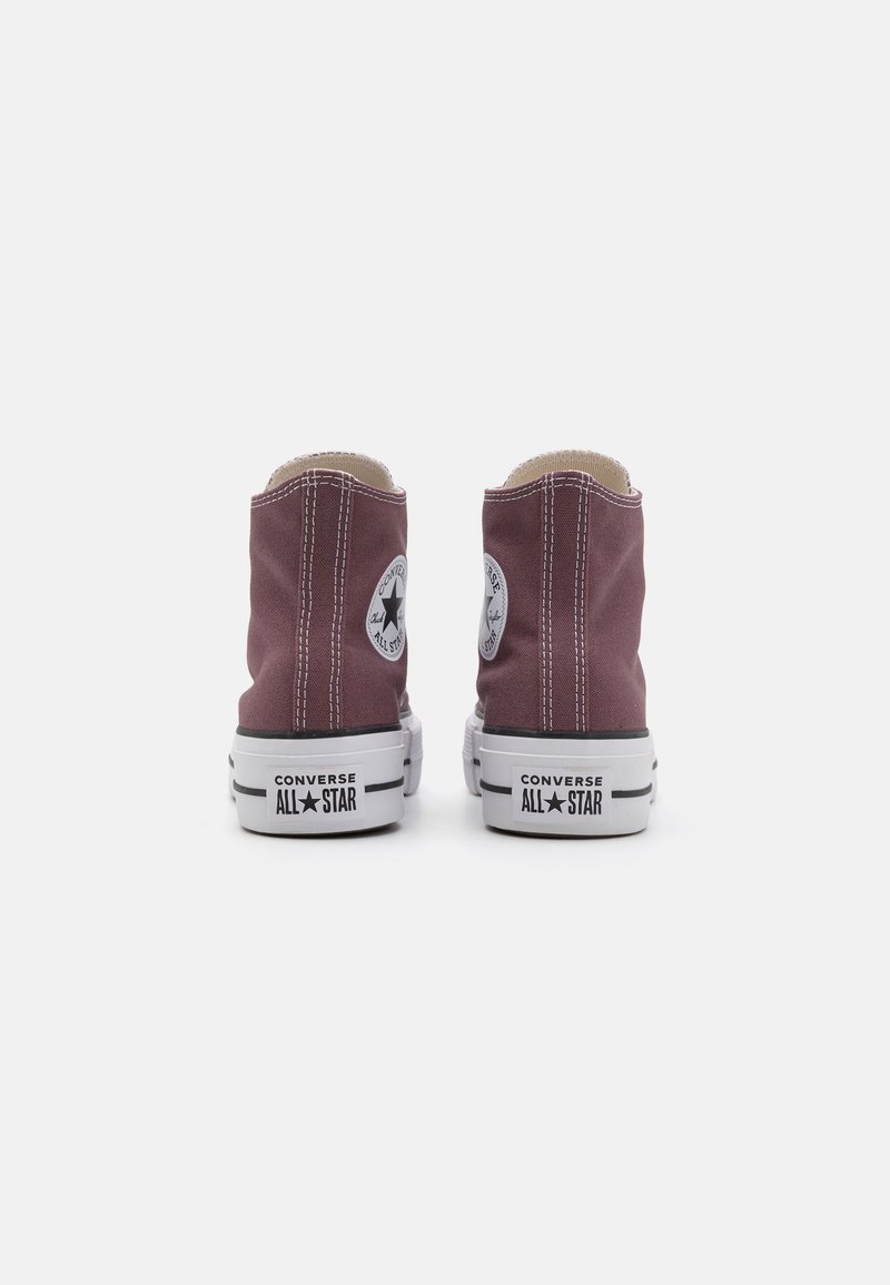 Sneaker alte in tela borgogna con suole in gomma bianca, caratterizzate da una toppa logo circolare su ciascun lato esterno e cuciture bianche.