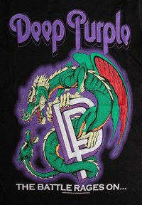 Svart T-skjorte med et stort grønt og rødt dragedesign som er sammenflettet med den lilla teksten "Deep Purple" og "THE BATTLE RAGES ON..."