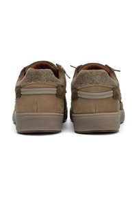 Scarpe in pelle marrone con dettagli grigi, morbida fodera in lana all'altezza del colletto, tallone imbottito e suole in gomma testurizzata. Chiusura con zip ai lati.
