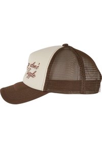 Brun og beige trucker cap med mesh bak, buet skjerm, og brodert tekst, "Hvorfor ikke le litt" på frontpanelet.