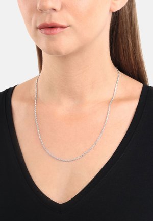Collana in argento esposta su una persona, con un design a catena rotonda e liscia. Indossata sopra una maglietta nera a V.