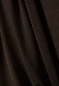 Černé látkové závěsy s hladkou texturou, zobrazující jemné záhyby a jemný vzor tkaní. Materiál vypadá měkký a lehký.